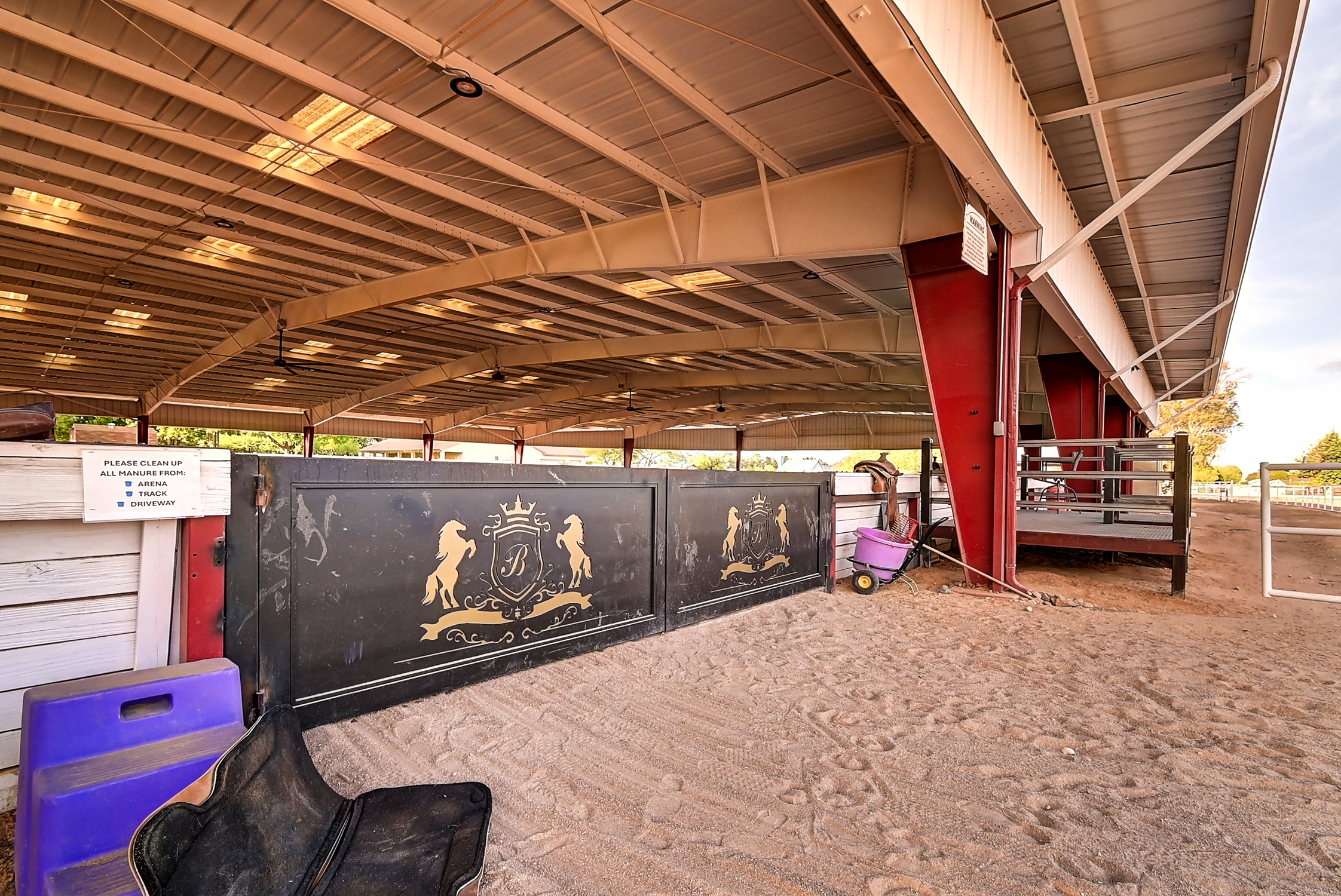Stunning 6 Bdm Desert Ranch Equestrian Estate! | Living Quarters + Stables | For Rent or Sublet
