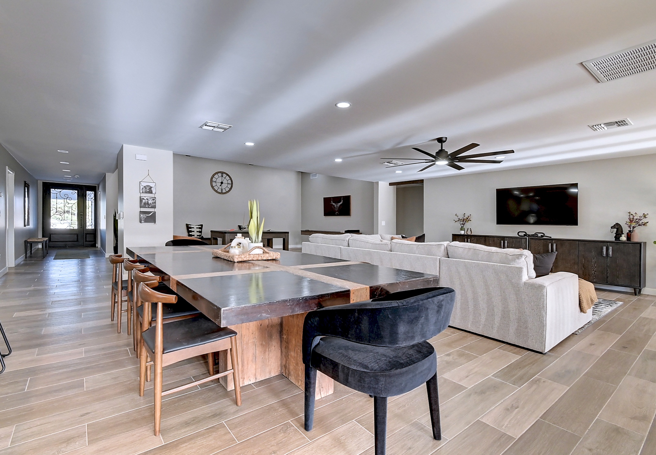 Stunning 6 Bdm Desert Ranch Equestrian Estate! | Living Quarters + Stables | For Rent or Sublet