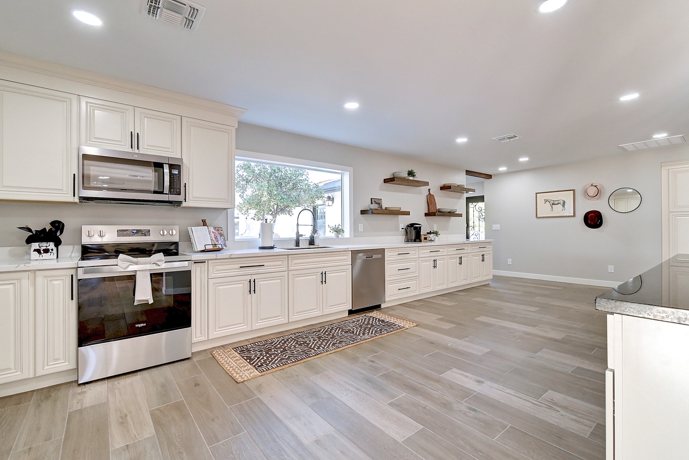 Stunning 6 Bdm Desert Ranch Equestrian Estate! | Living Quarters + Stables | For Rent or Sublet