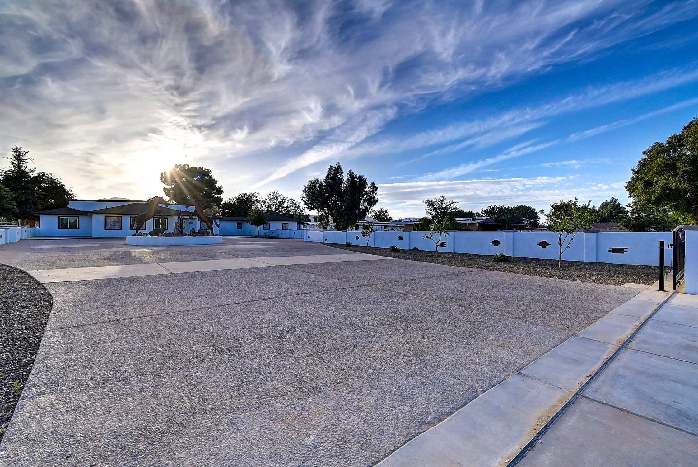 Stunning 6 Bdm Desert Ranch Equestrian Estate! | Living Quarters + Stables | For Rent or Sublet