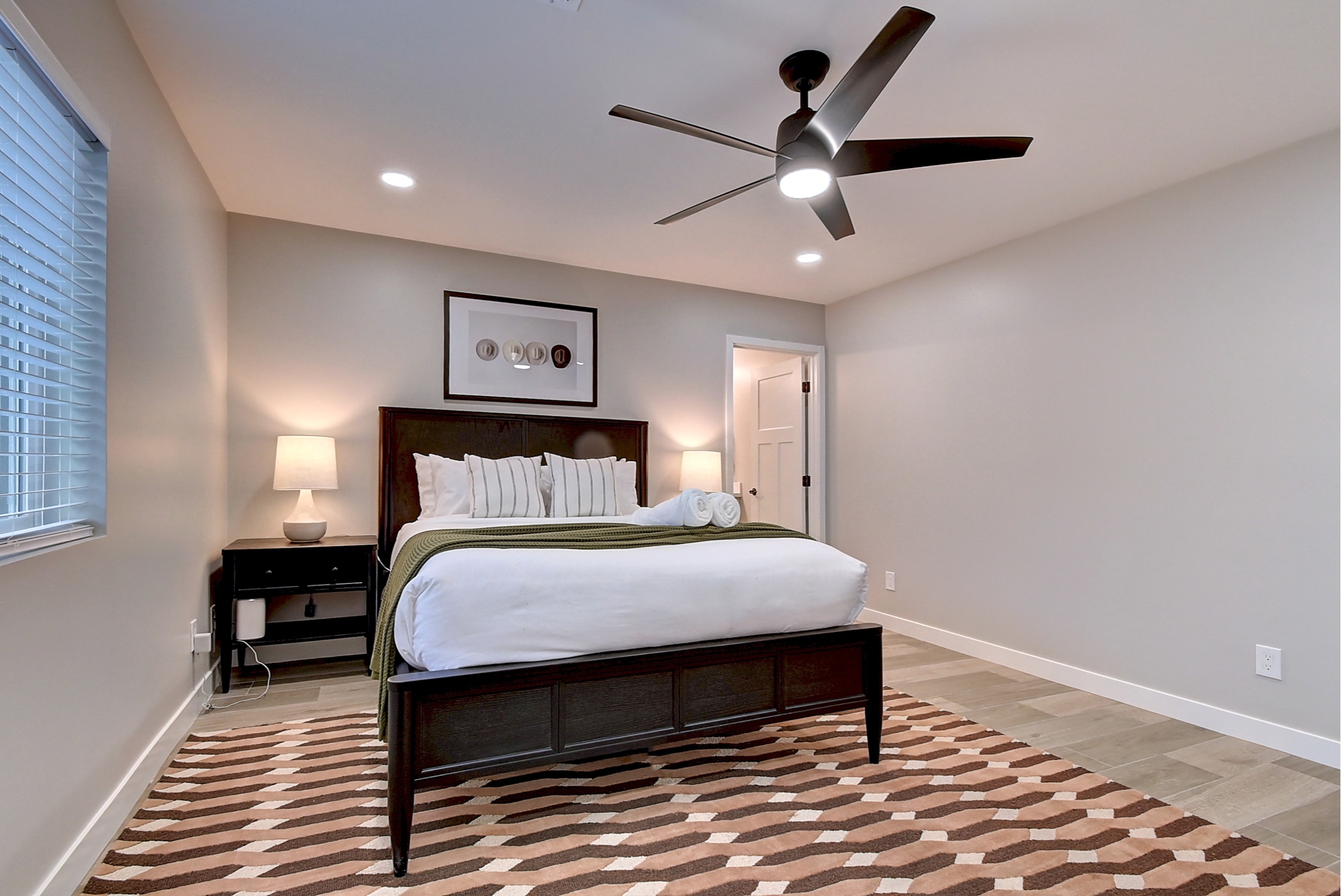 Stunning 6 Bdm Desert Ranch Equestrian Estate! | Living Quarters + Stables | For Rent or Sublet
