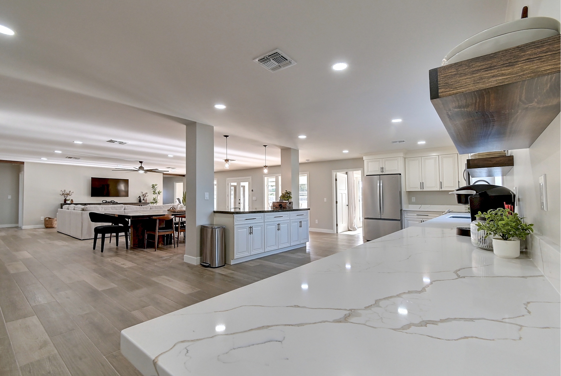 Stunning 6 Bdm Desert Ranch Equestrian Estate! | Living Quarters + Stables | For Rent or Sublet
