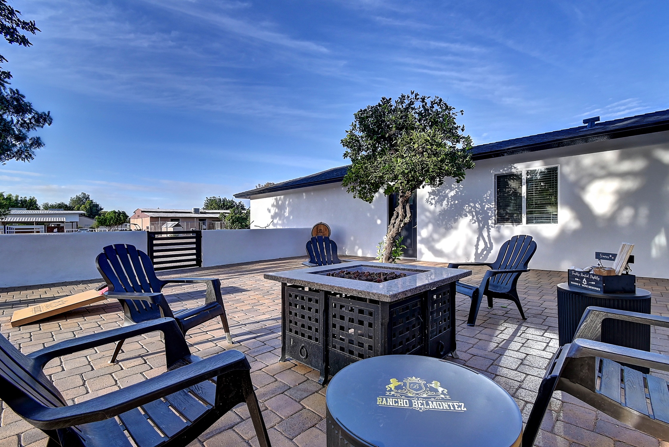 Stunning 6 Bdm Desert Ranch Equestrian Estate! | Living Quarters + Stables | For Rent or Sublet