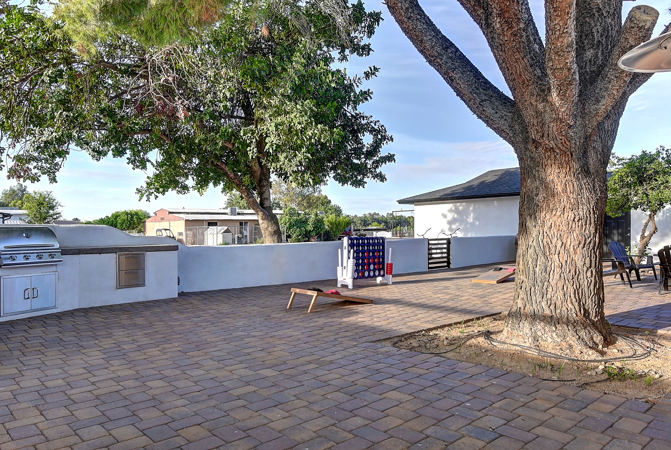 Stunning 6 Bdm Desert Ranch Equestrian Estate! | Living Quarters + Stables | For Rent or Sublet