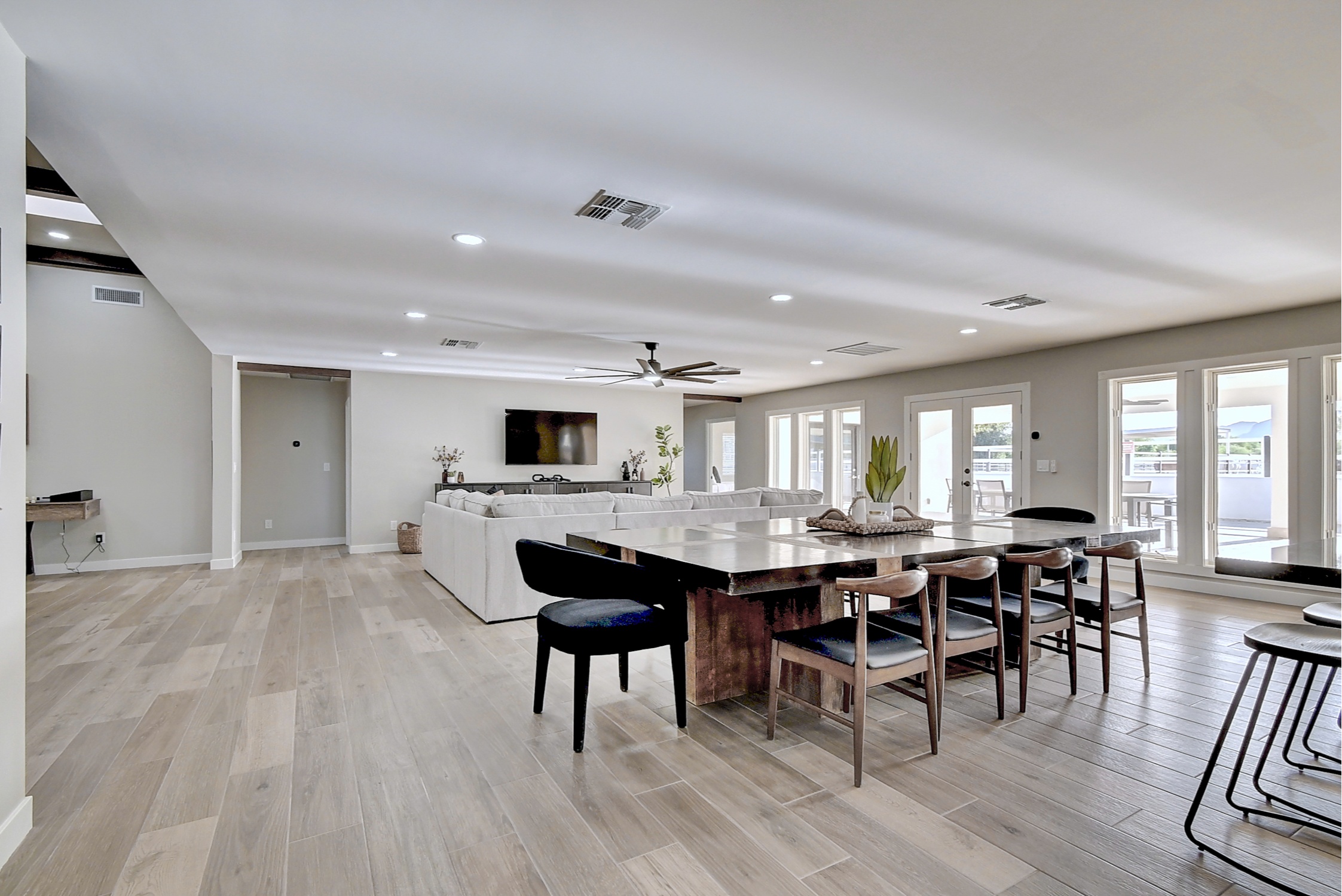 Stunning 6 Bdm Desert Ranch Equestrian Estate! | Living Quarters + Stables | For Rent or Sublet