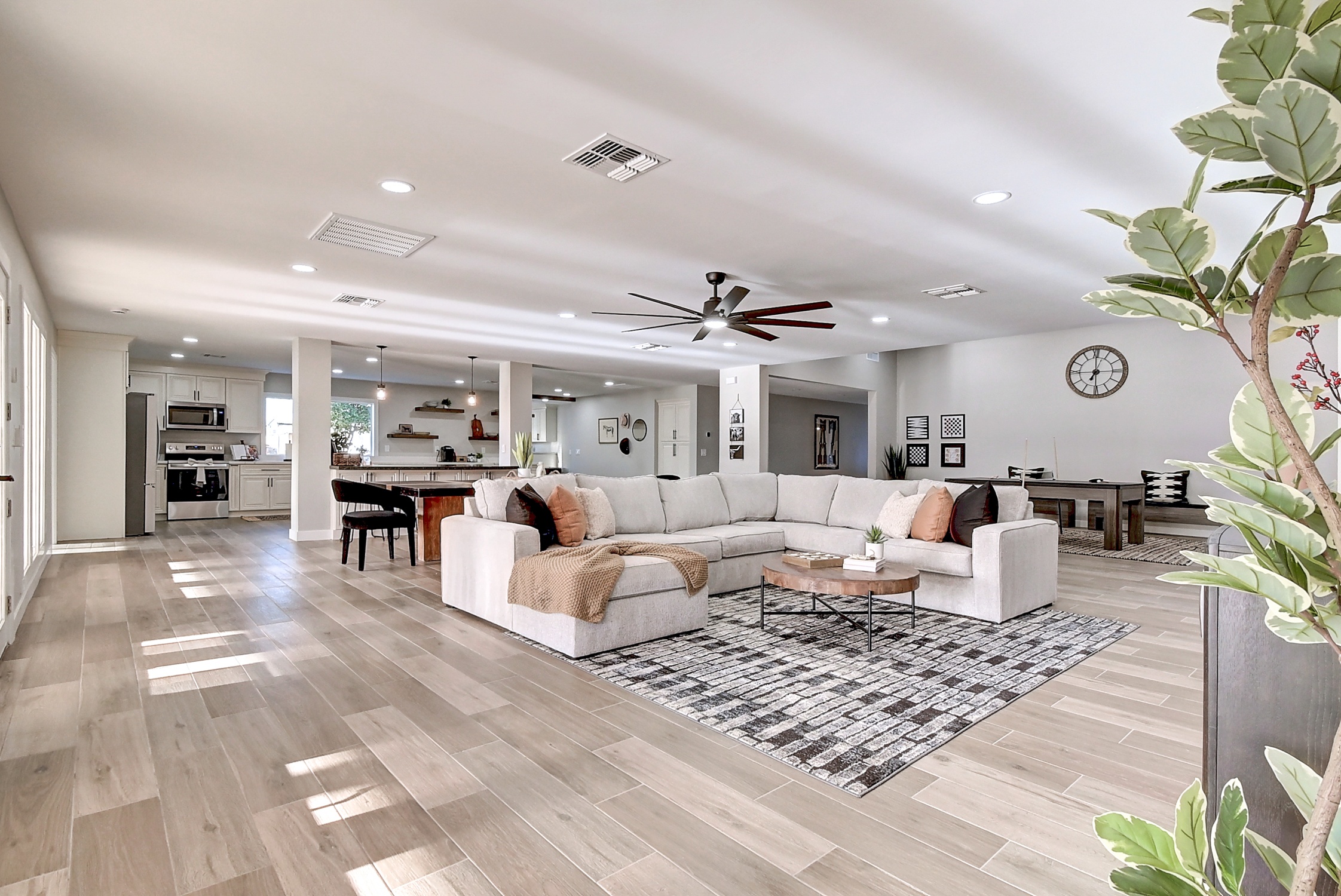 Stunning 6 Bdm Desert Ranch Equestrian Estate! | Living Quarters + Stables | For Rent or Sublet