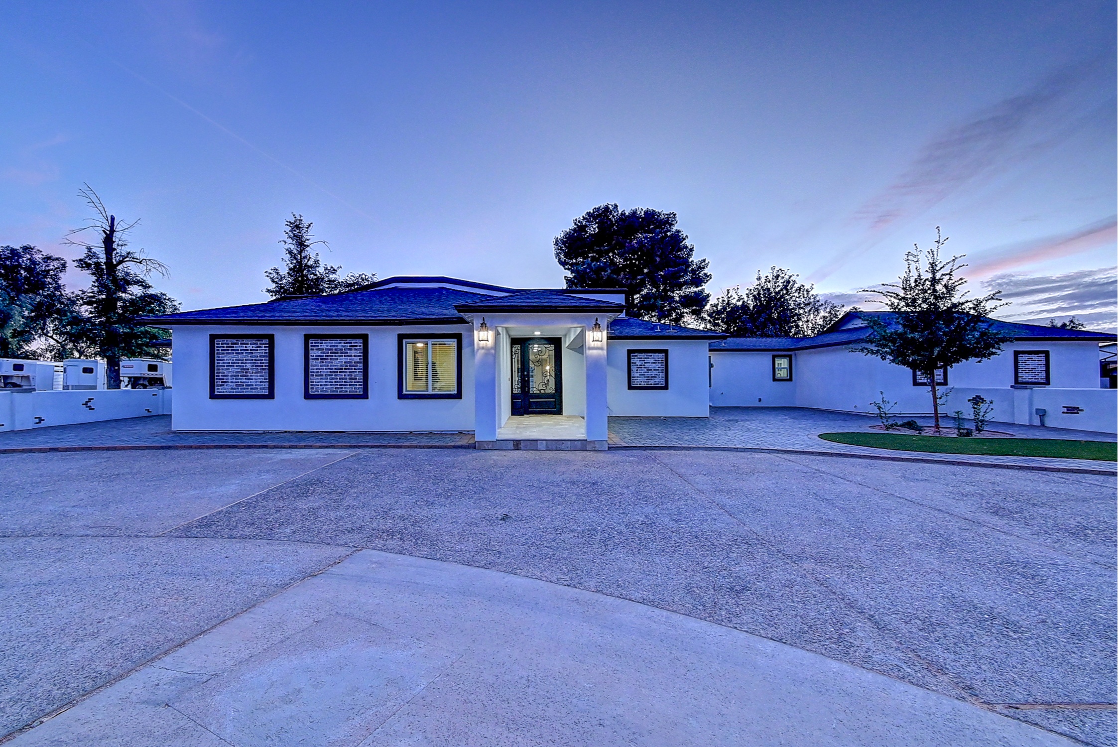 Stunning 6 Bdm Desert Ranch Equestrian Estate! | Living Quarters + Stables | For Rent or Sublet